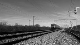 Crimă înfiorătoare în Oradea! O femeie a fost ucisă de tren după ce a fost forțată să stea pe șine